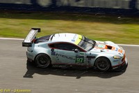 Aston Martin Vantage sous la pluie.Cliquez pour agrandir