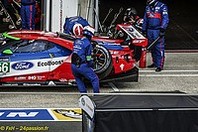 Changement de pneus sur Ford GT .Cliquez pour acc�der � la page