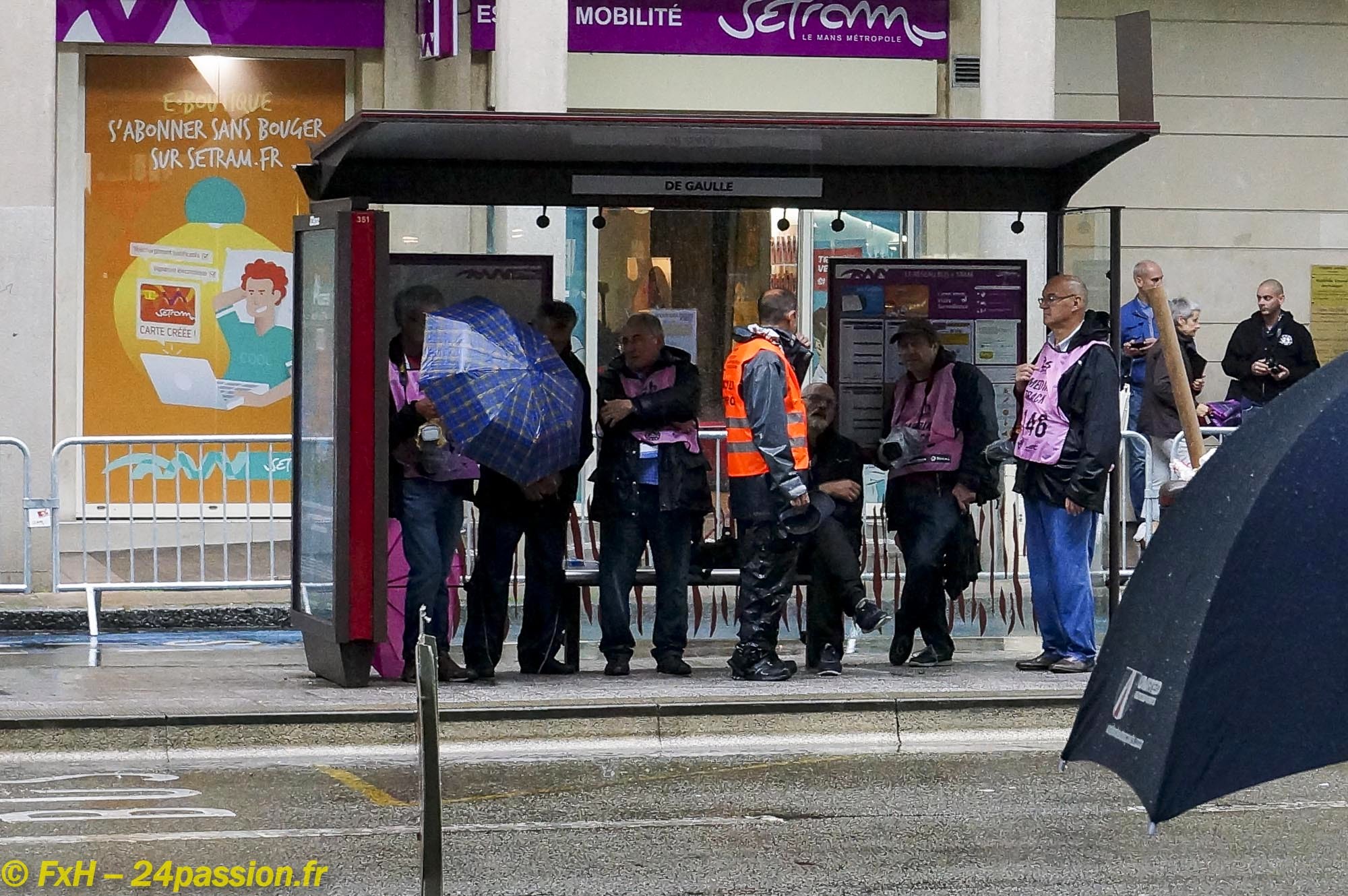 Journalistes se protegeant de la pluie, Le Mans 2018