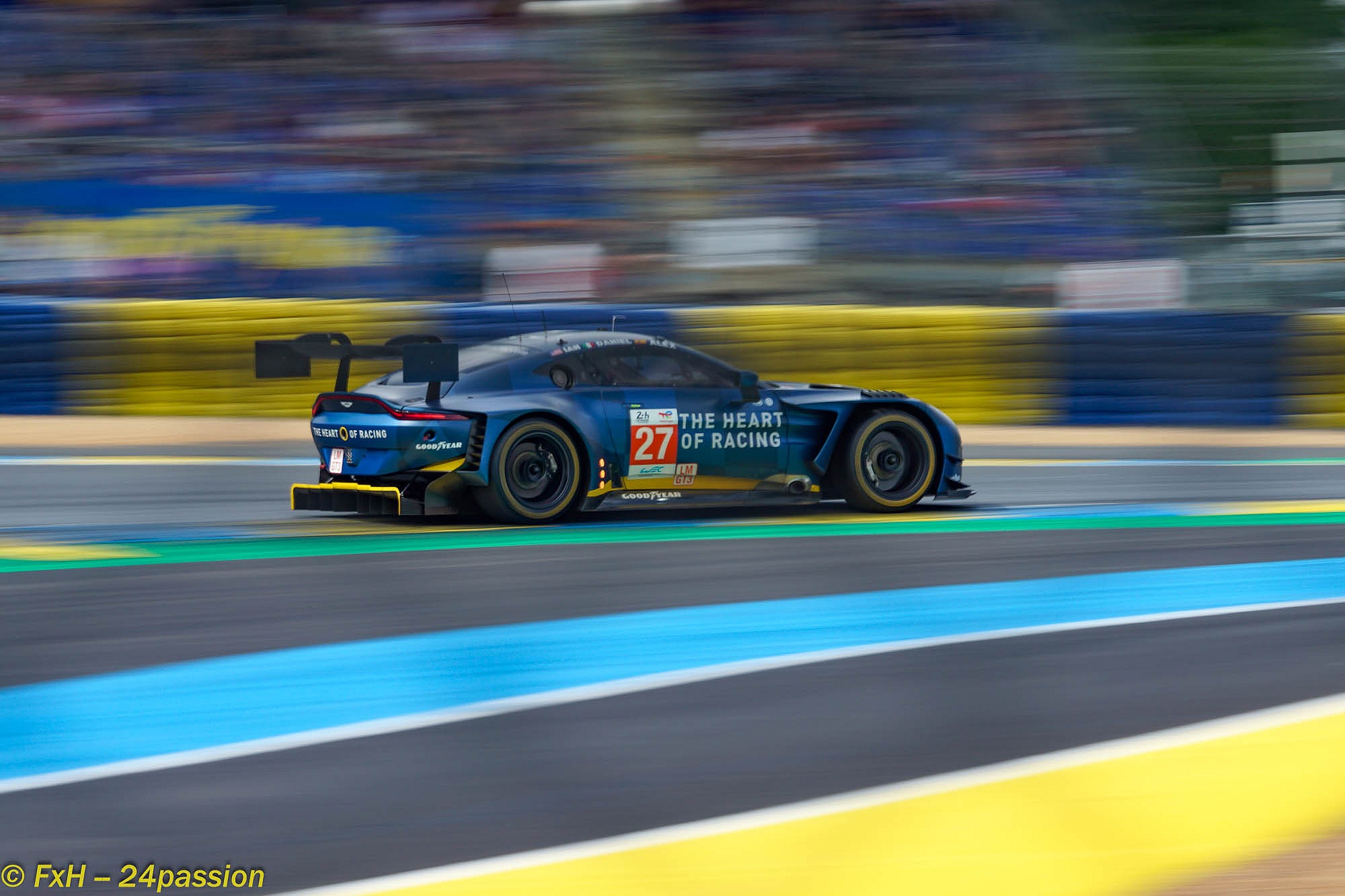 Aston artin Vantage AMR.Cliquez pour acc�der � la page