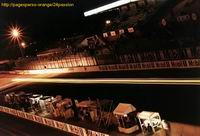 Les tribunes, la nuit.Cliquez pour agrandir